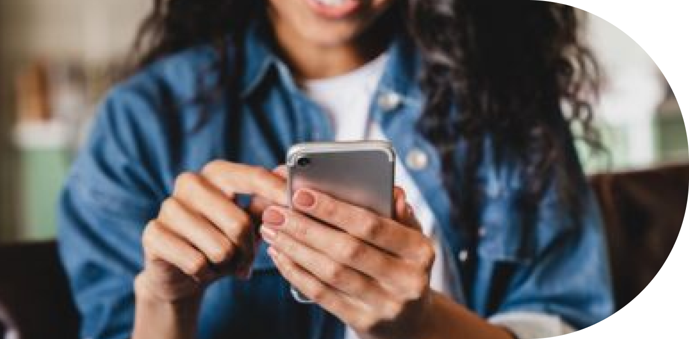 Já sabemos que ficar muito tempo no celular pode dar dor de cabeça. Então, para evitar o problema, faça pausas e tente diminuir o tempo total de tela em seu dia.